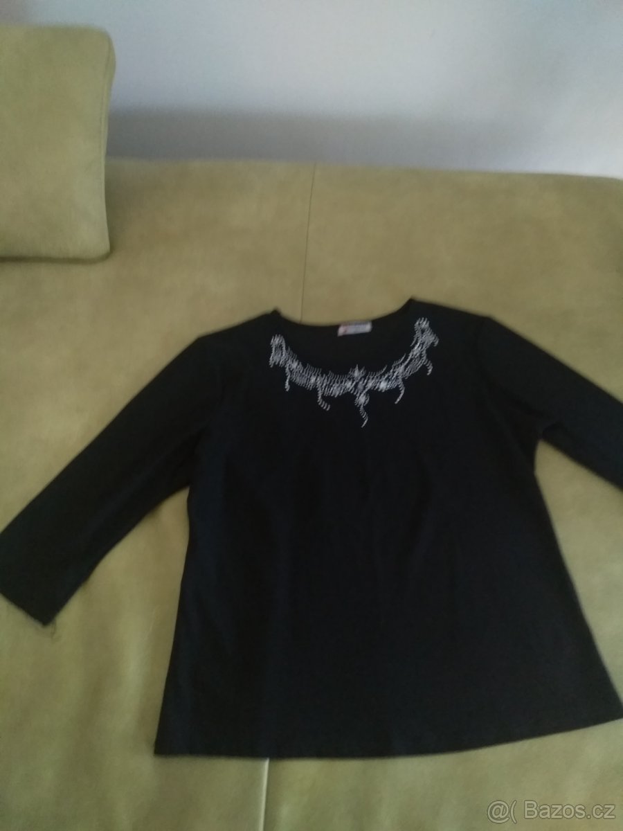 Černá halenka s aplikací ze stříbrných kamínků u výstřihu