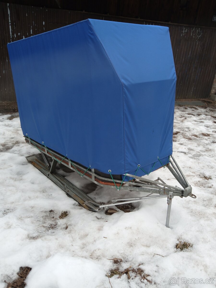 Sněžné saně s plachtou