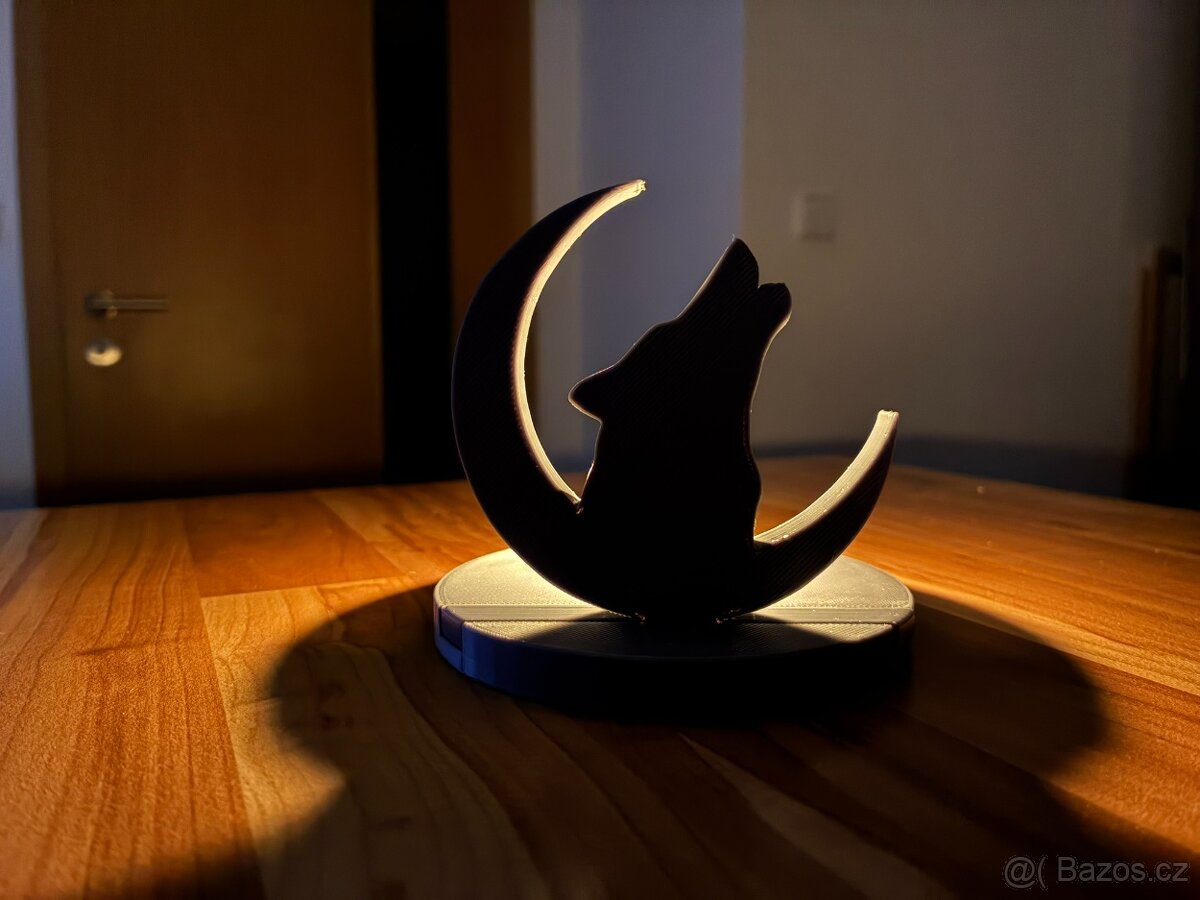 Originální svícen - Vlk na měsíci