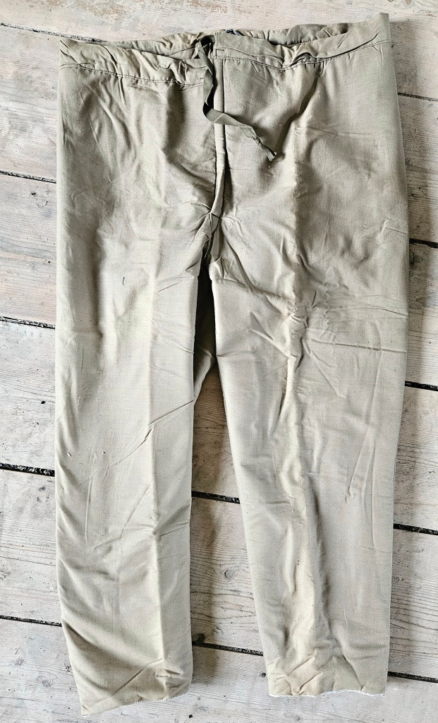 Staré pracovní kalhoty šedozelené