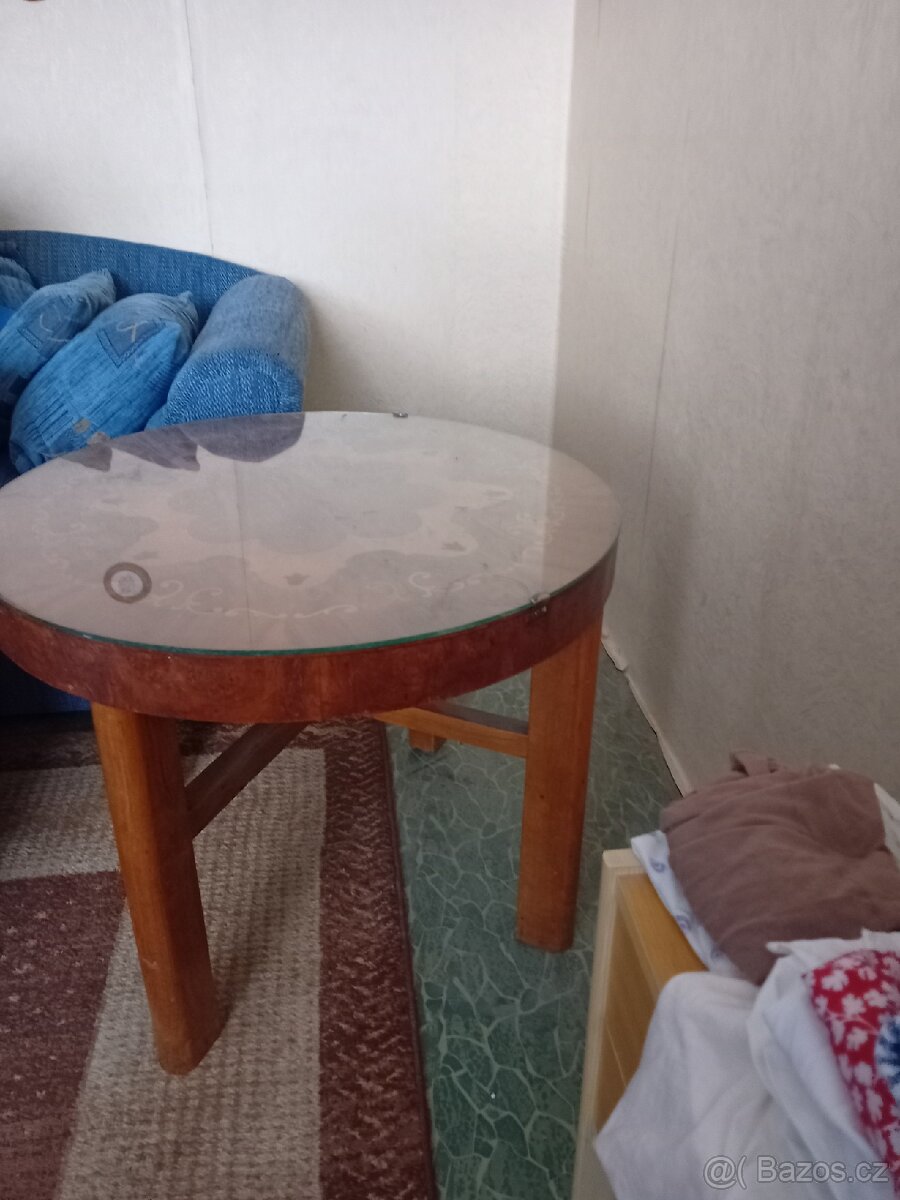 Konferencni stolek ručni prace, vyrezavany.