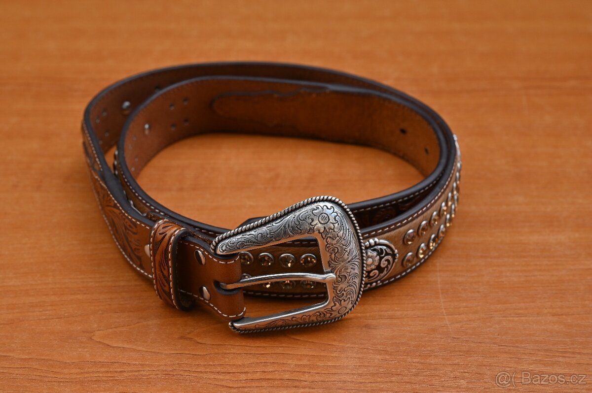 Kožený pásek s kamínky a pravou telecí srstí
