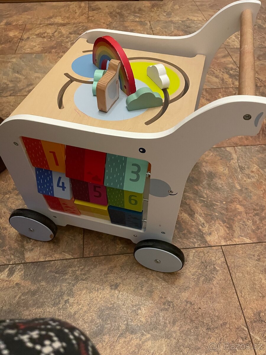 hračka dřevěné chodítko vozík