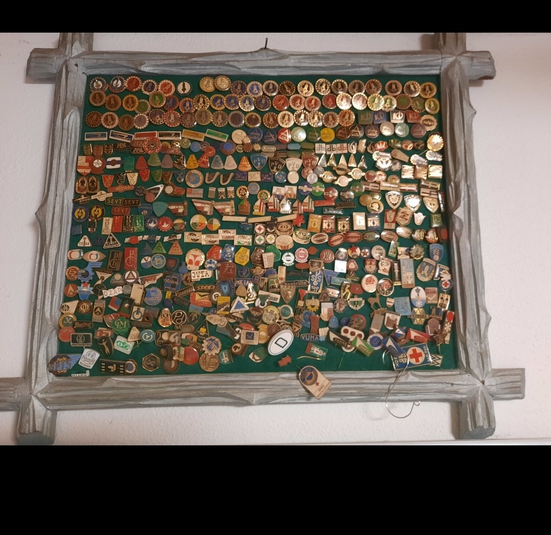 Prodám sbírku odznaků
