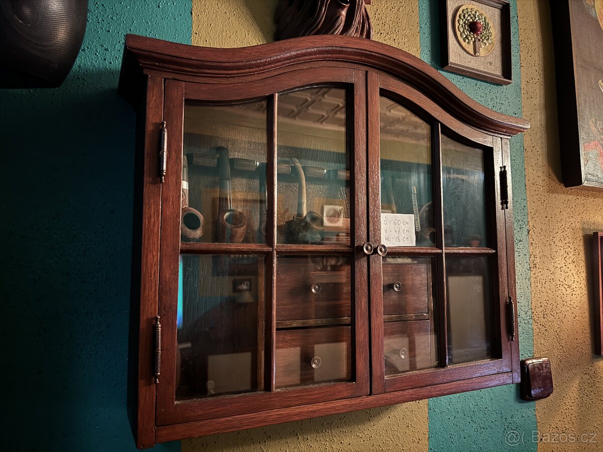 Skříňka s dýmkami