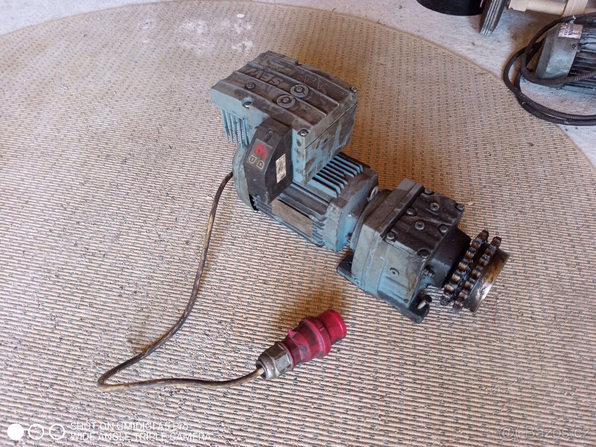 Převodovka s motorem a regulaci otáček ,