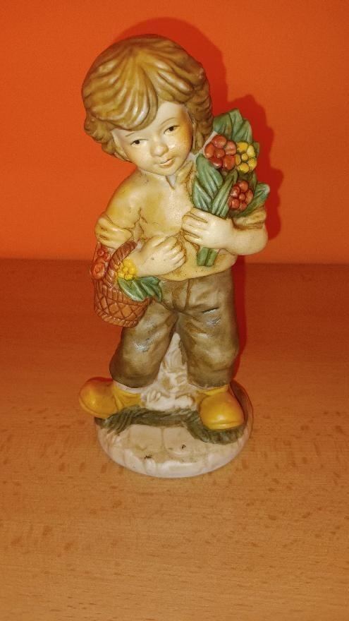 Starožitná soška chlapce s květinami