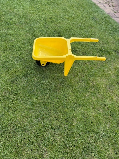 Dětské plastové zahradní kolečko a sekačka