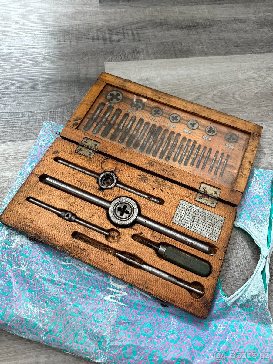 Sada závitníků a oček