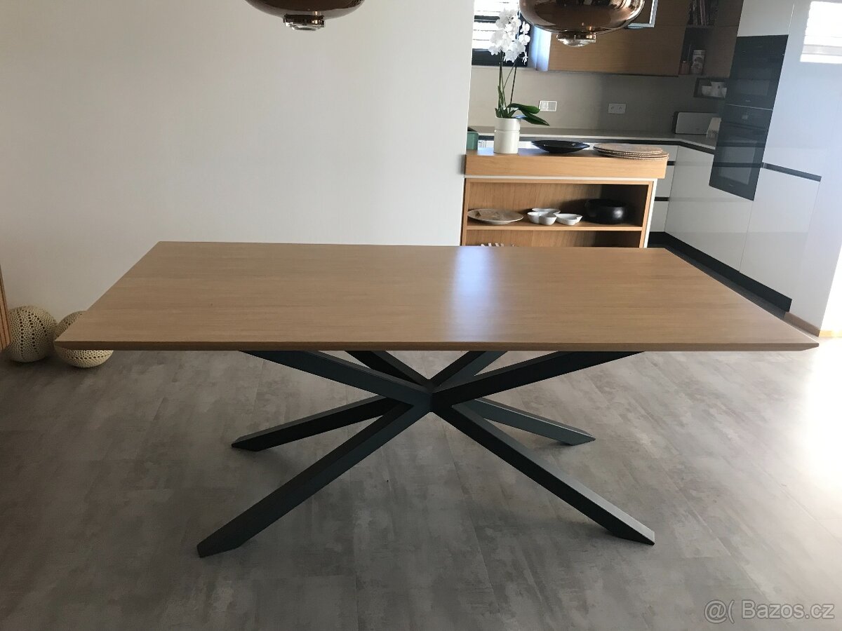 Jídelní stůl