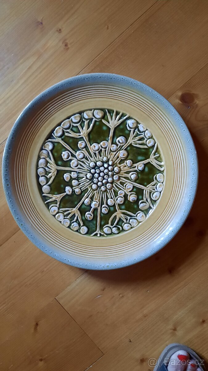 Keramický závěsný talir Kravsko 60 léta