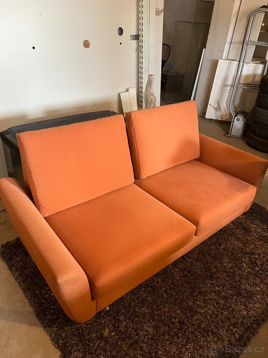 Dvoumístná pohovka se snímatelnými potahy
