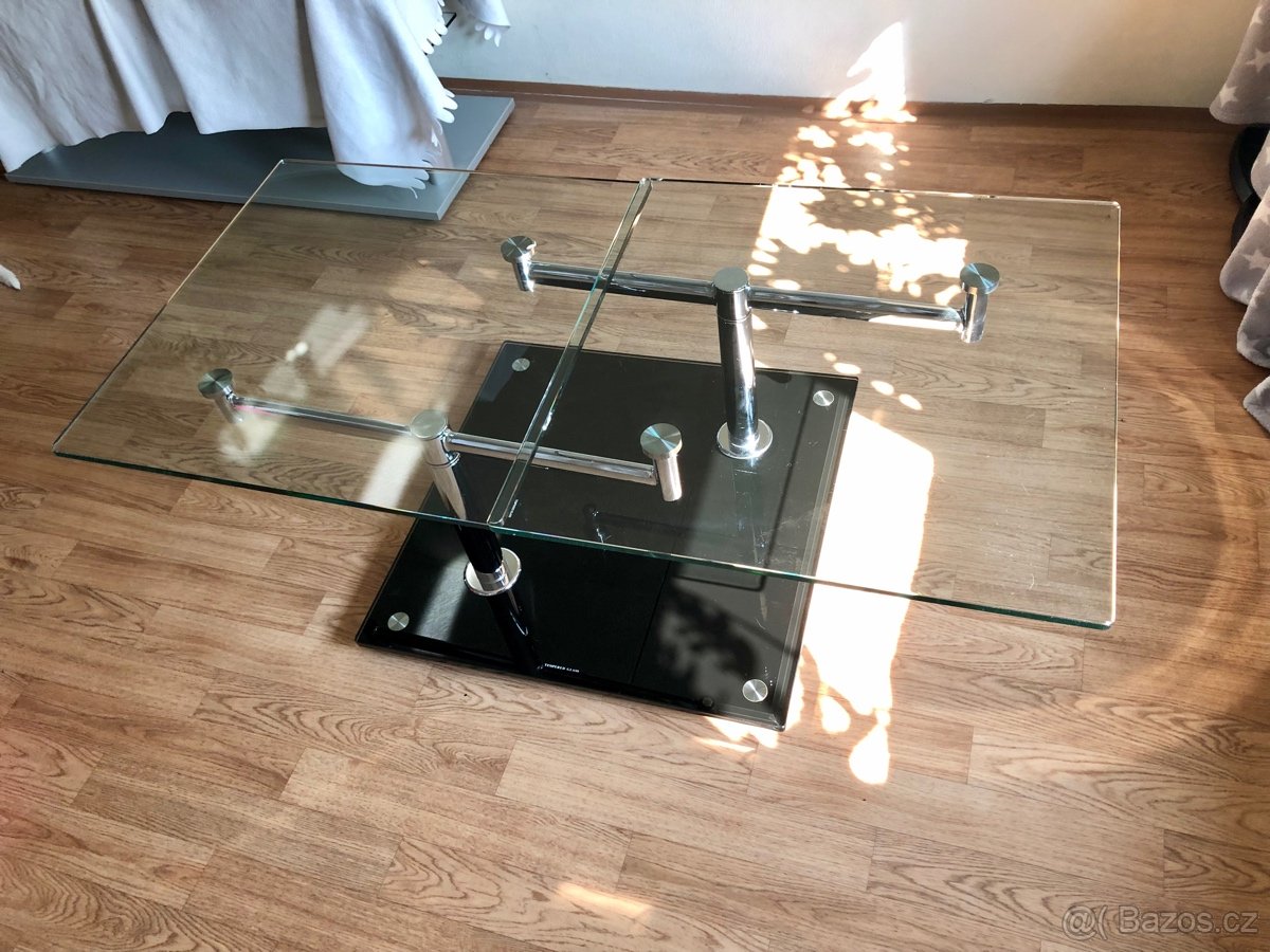 konferenční skleněný stůl