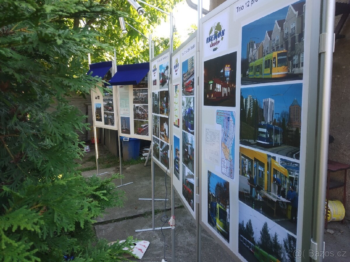 P: výstavní venkovní stěna tabule výstava propagace