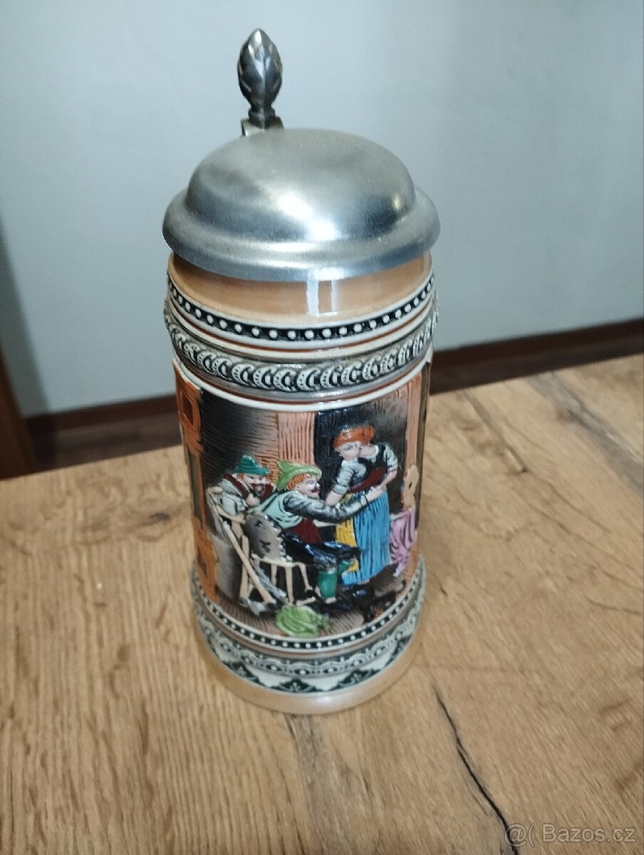 Porcelánový pivní půllitr, korbel s cínovou pokličkou