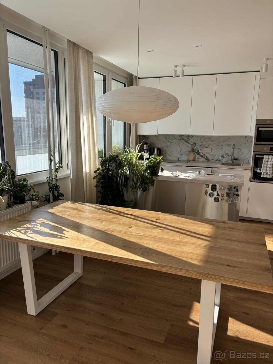 Jídelní stůl z masivu