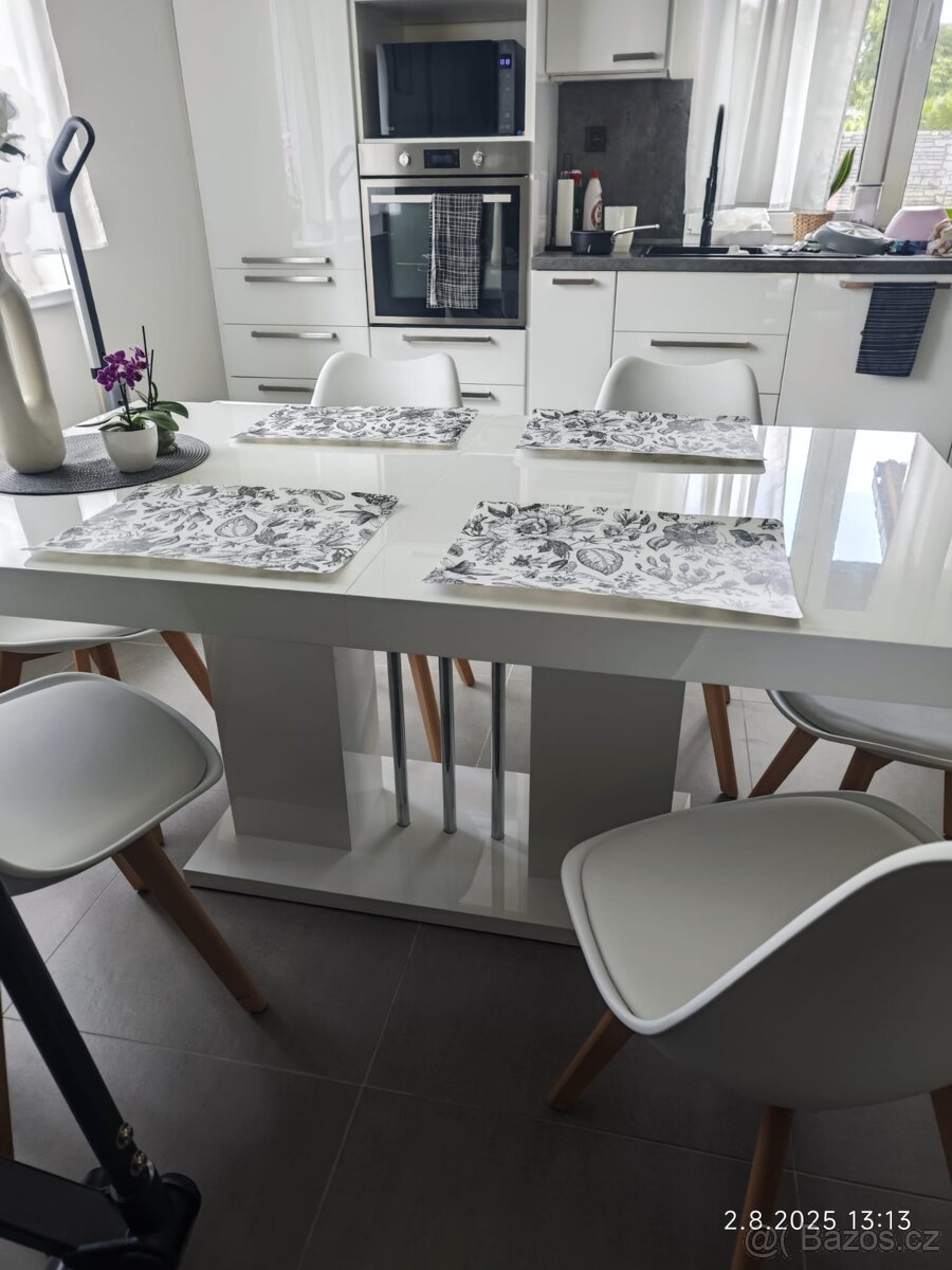 Jídelní stůl 8 židlí