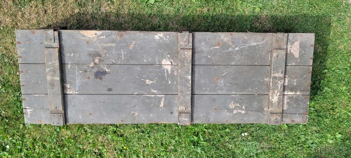 Stará vojenská bedna na munici -velká