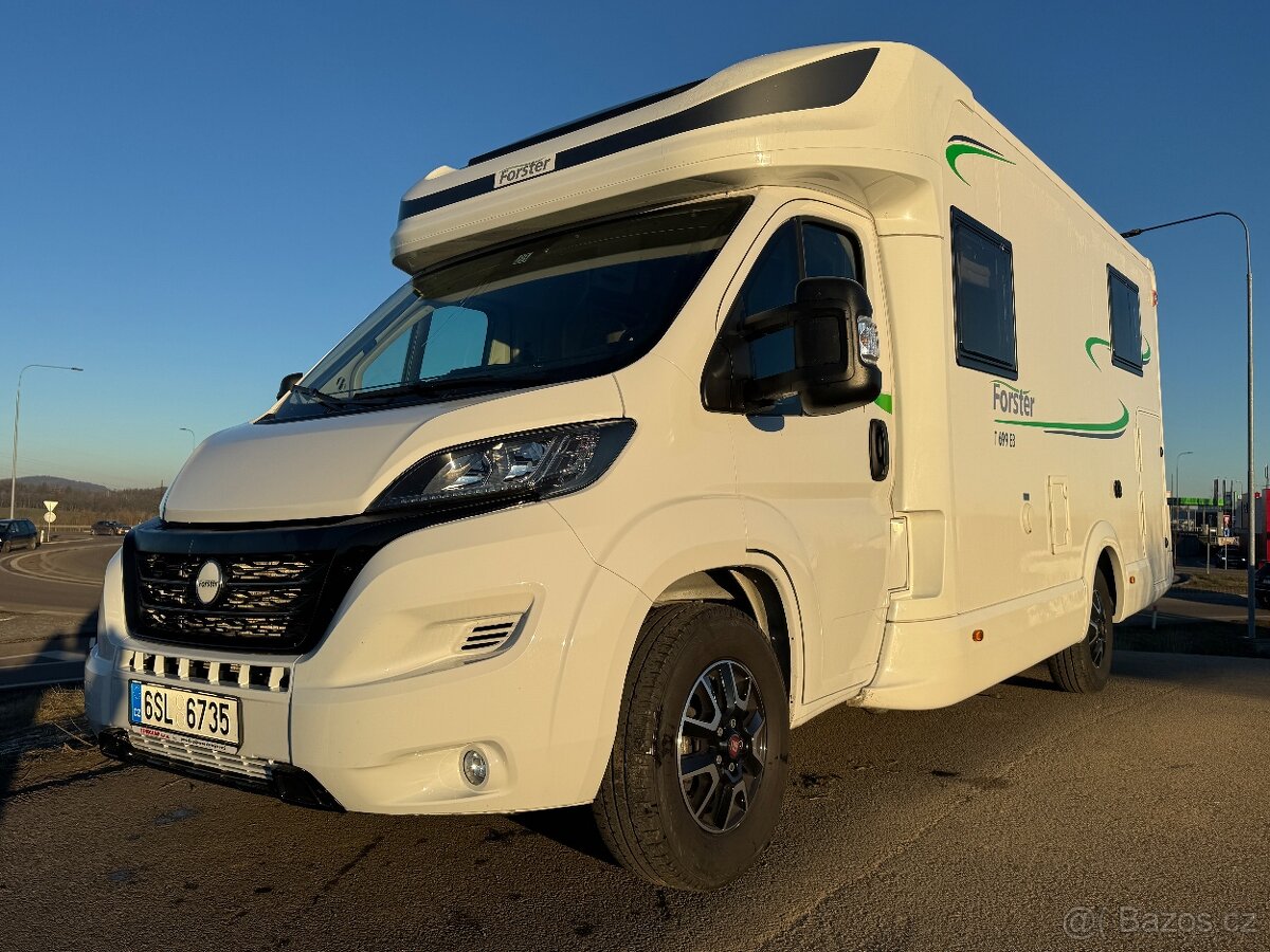 FORSTER T 699 EB (2024) – KDO DŘÍV VOLÁ, TEN JEDE