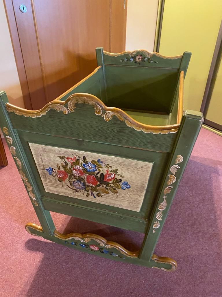 Starožitná houpací kolébka