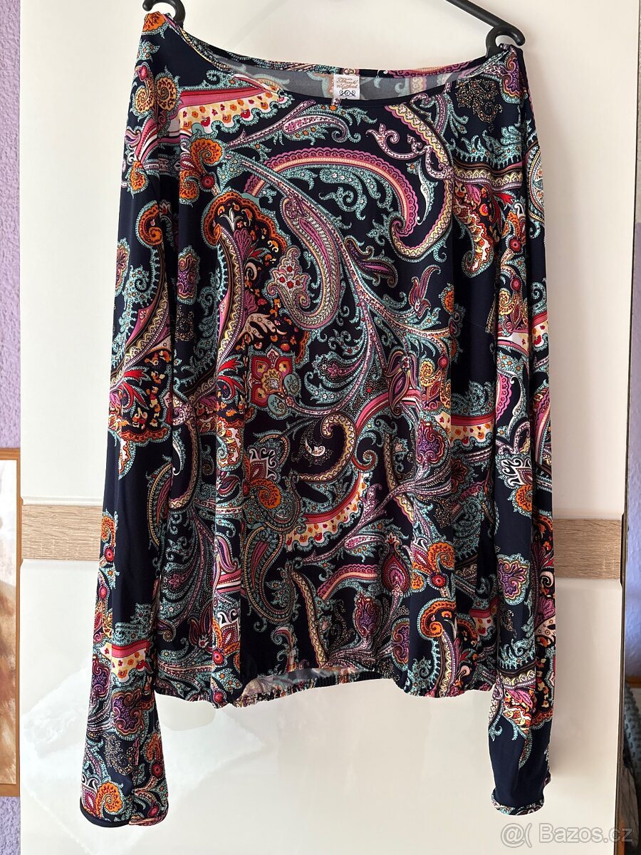 Halenka se spadlým ramenem