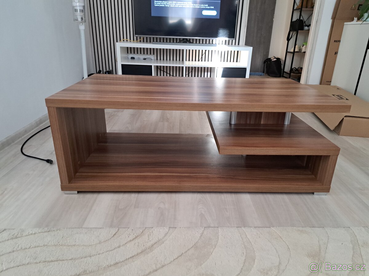 Stůl z masivního dřeva