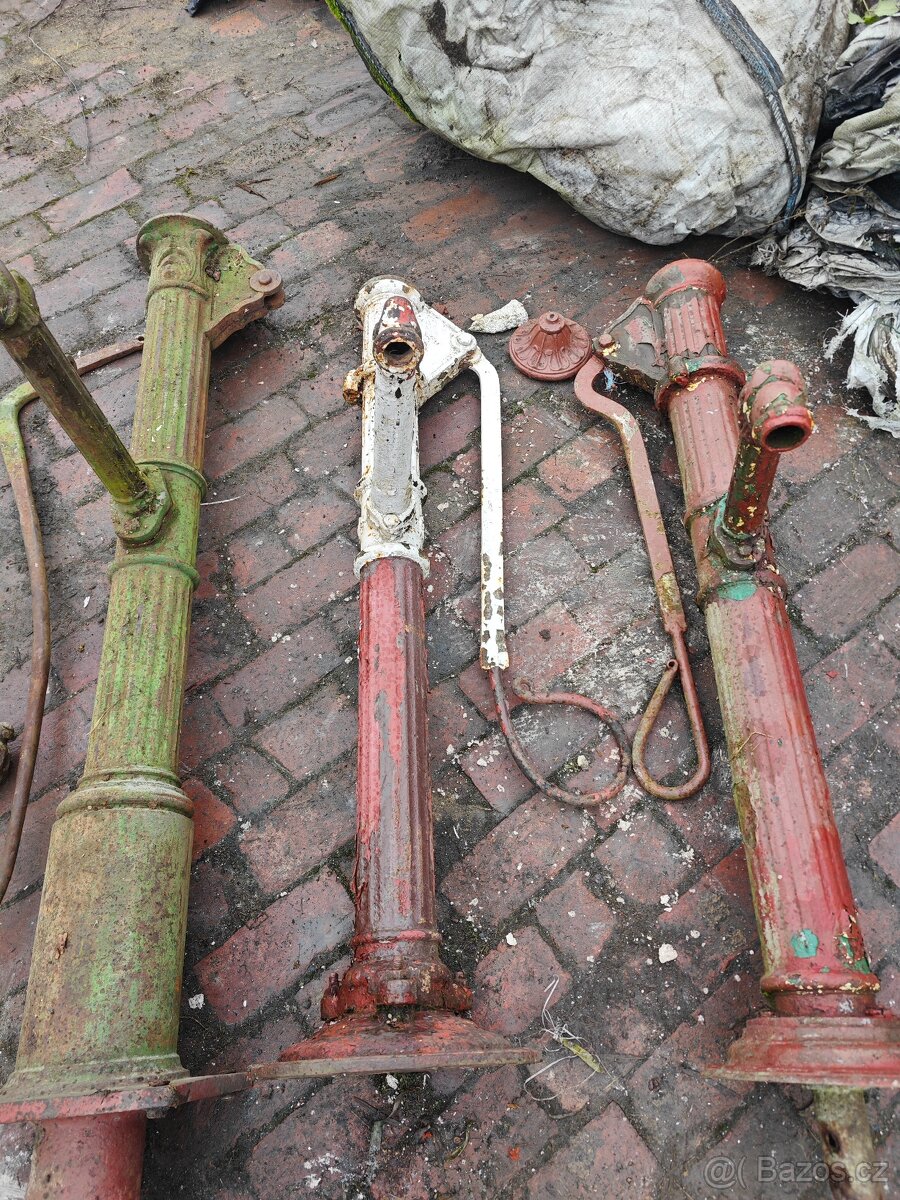 Stara litinová pumpa na vodu studnu do renovace