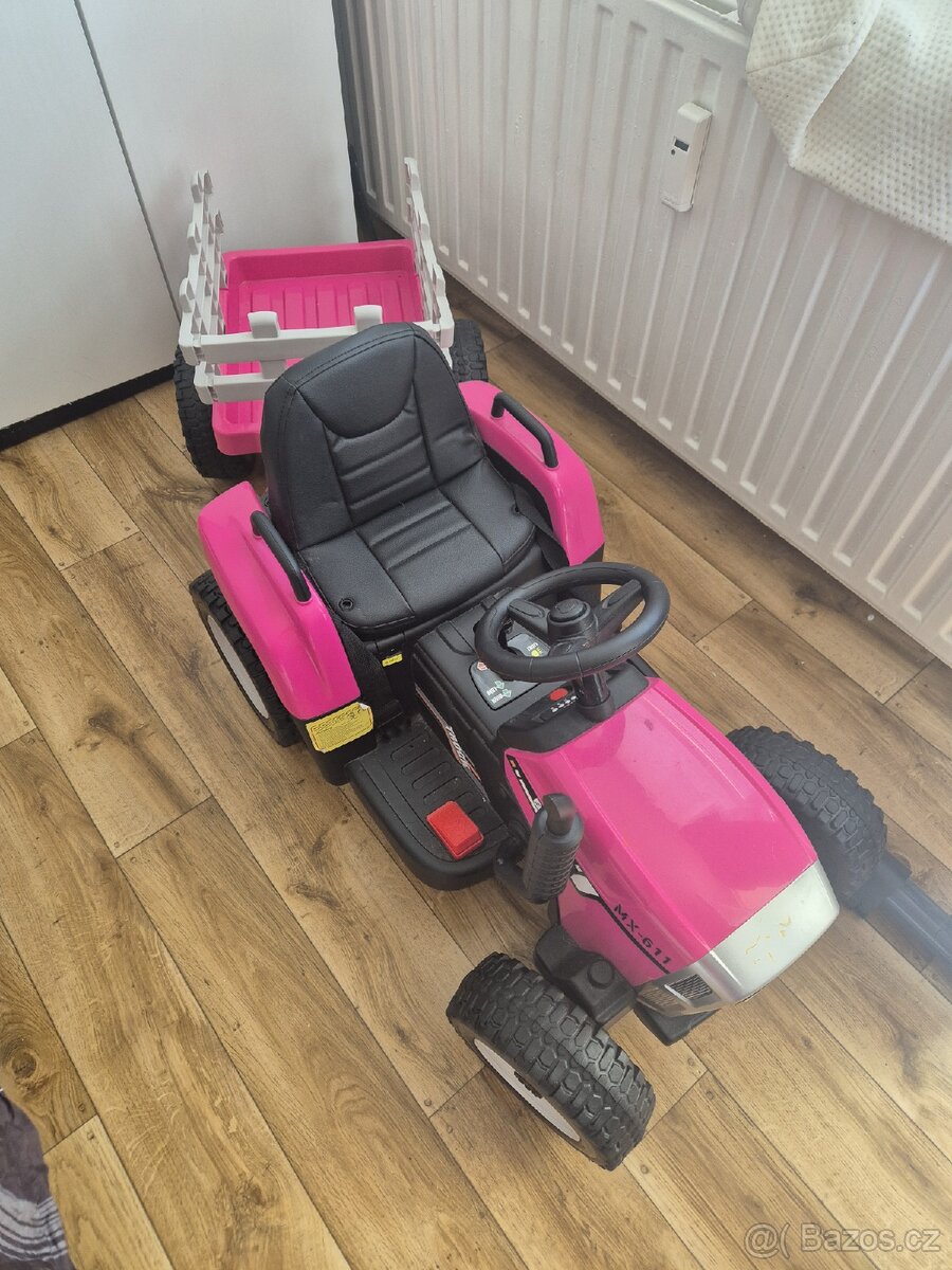 Dětský elektrický traktůrek s vlečkou