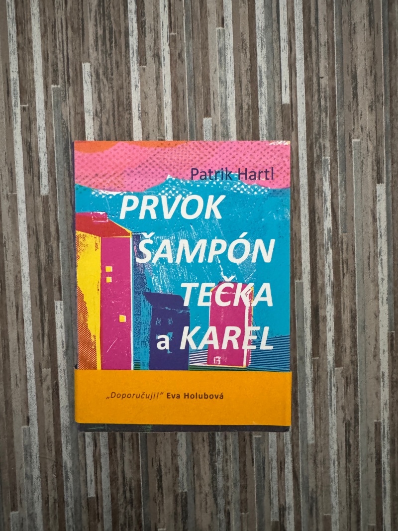 Prvok, šampón, tečka a Karel