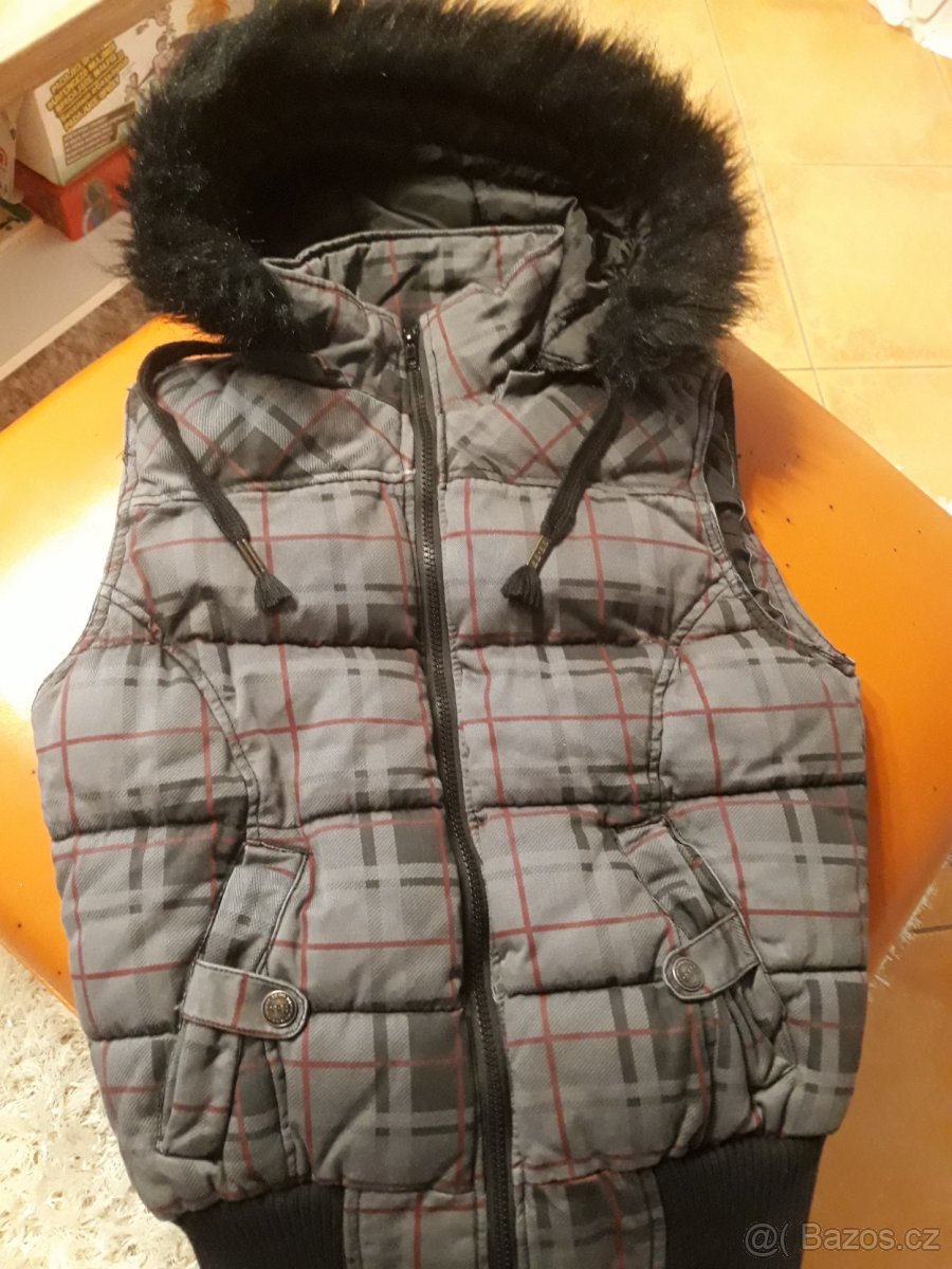 NOVÁ dámská zeteplená vesta s kapucí vel. S