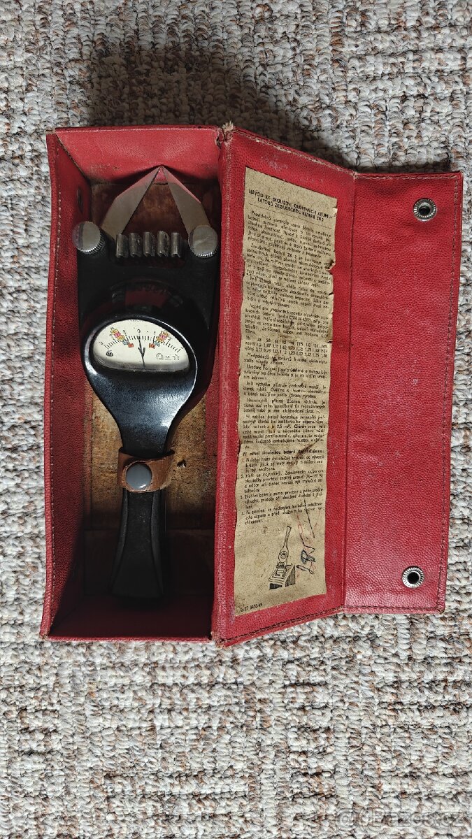 Retro zkoušečka baterií