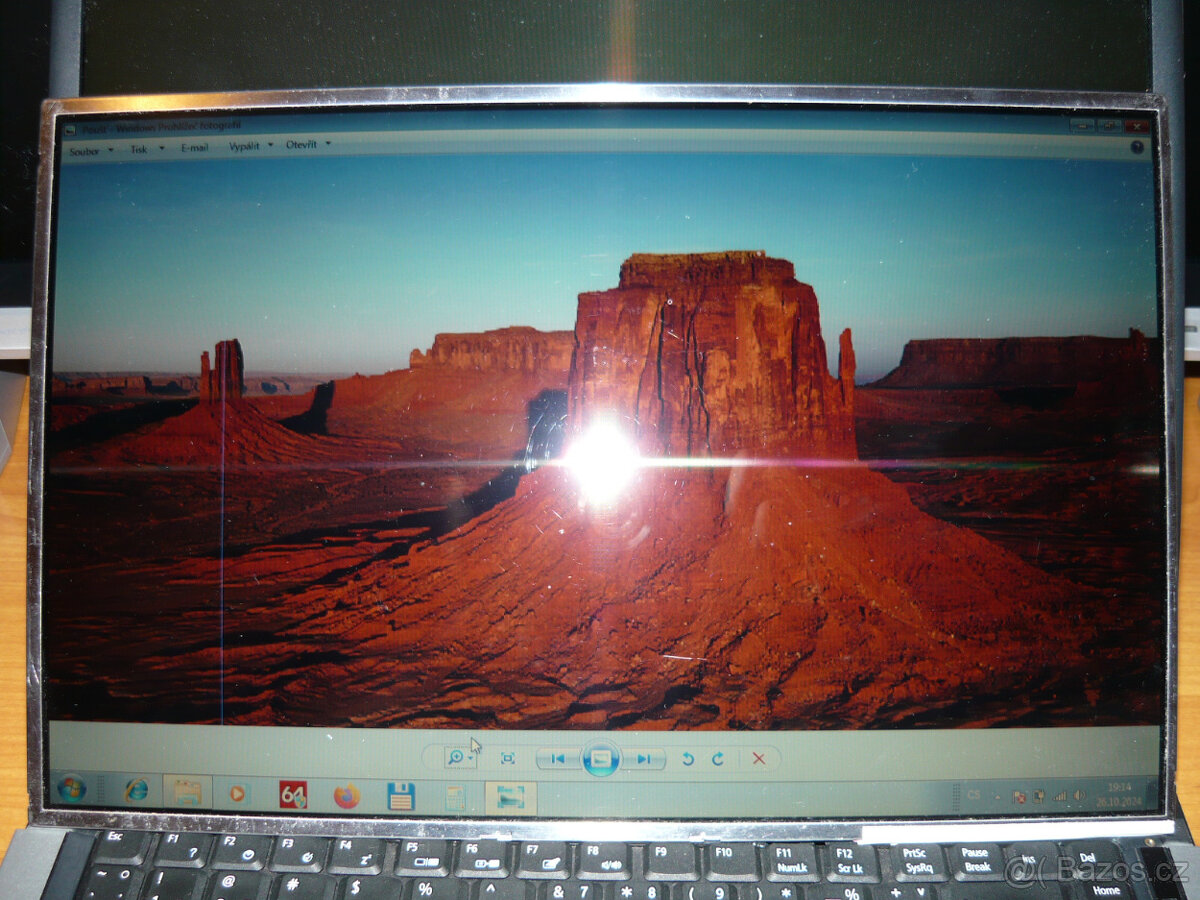 LCD displej 15,4" s vadou