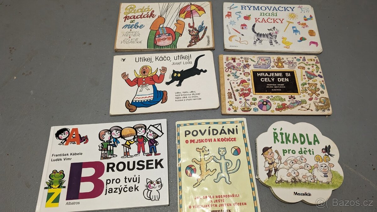 Směs hraček pro malé dítě