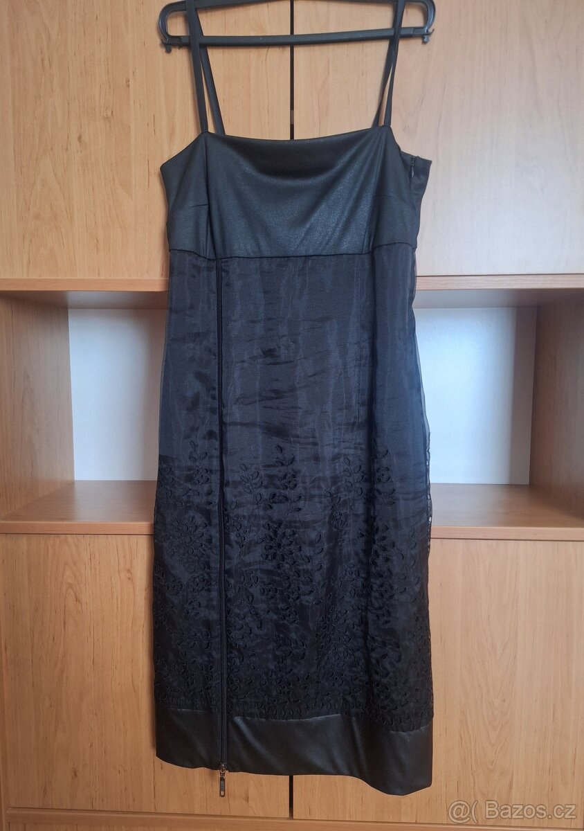 Černé šaty na ramínka s variabilním rozparkem