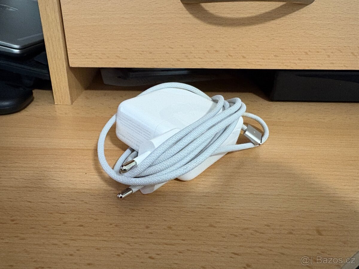 Apple 70W USB-C napájecí adaptér a Magsafe 3