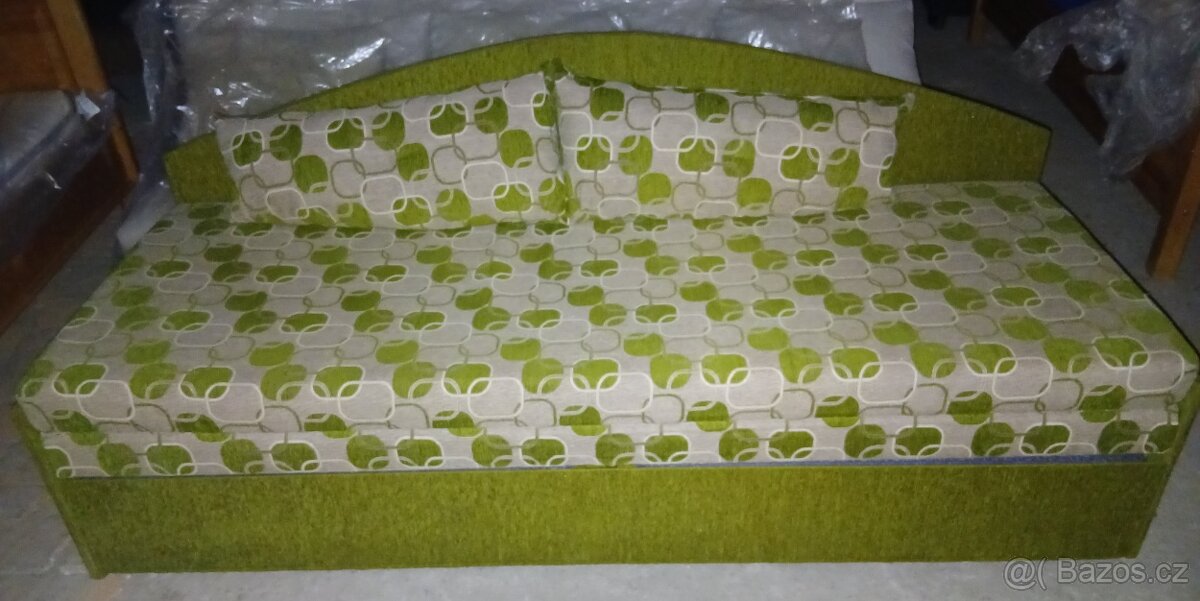 Kvalitní rozkládací válenda s polštáři