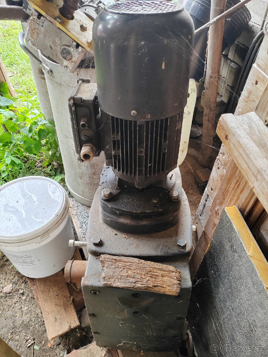 Elektromotor z stali převodem