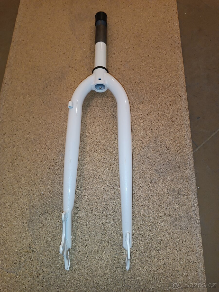 Vidlice pevná bílá 26"