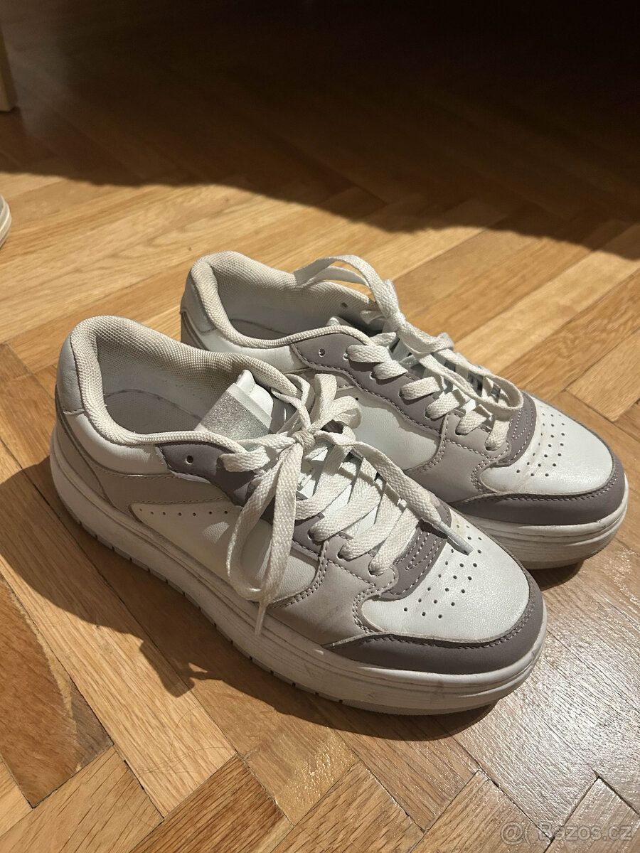 BÍLÉ DÁMSKÉ BOTY