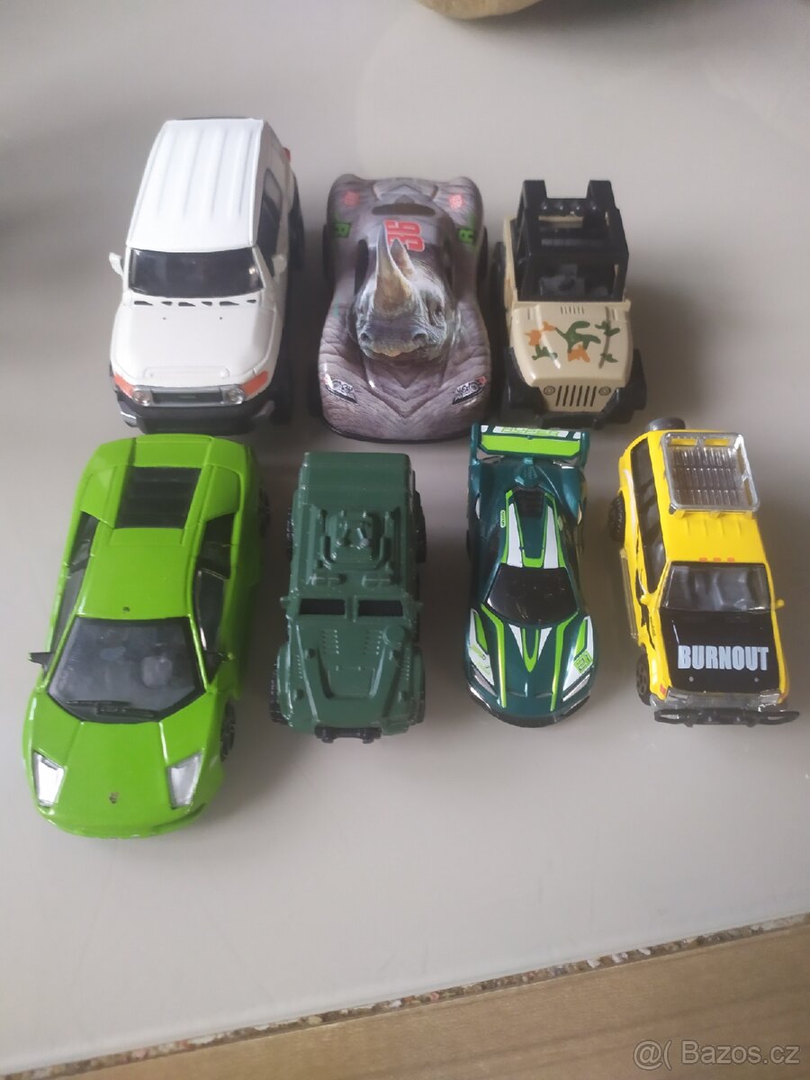 Různá autíčka