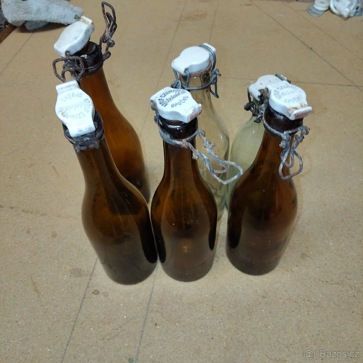 Staré láhve s keramickým uzávěrem