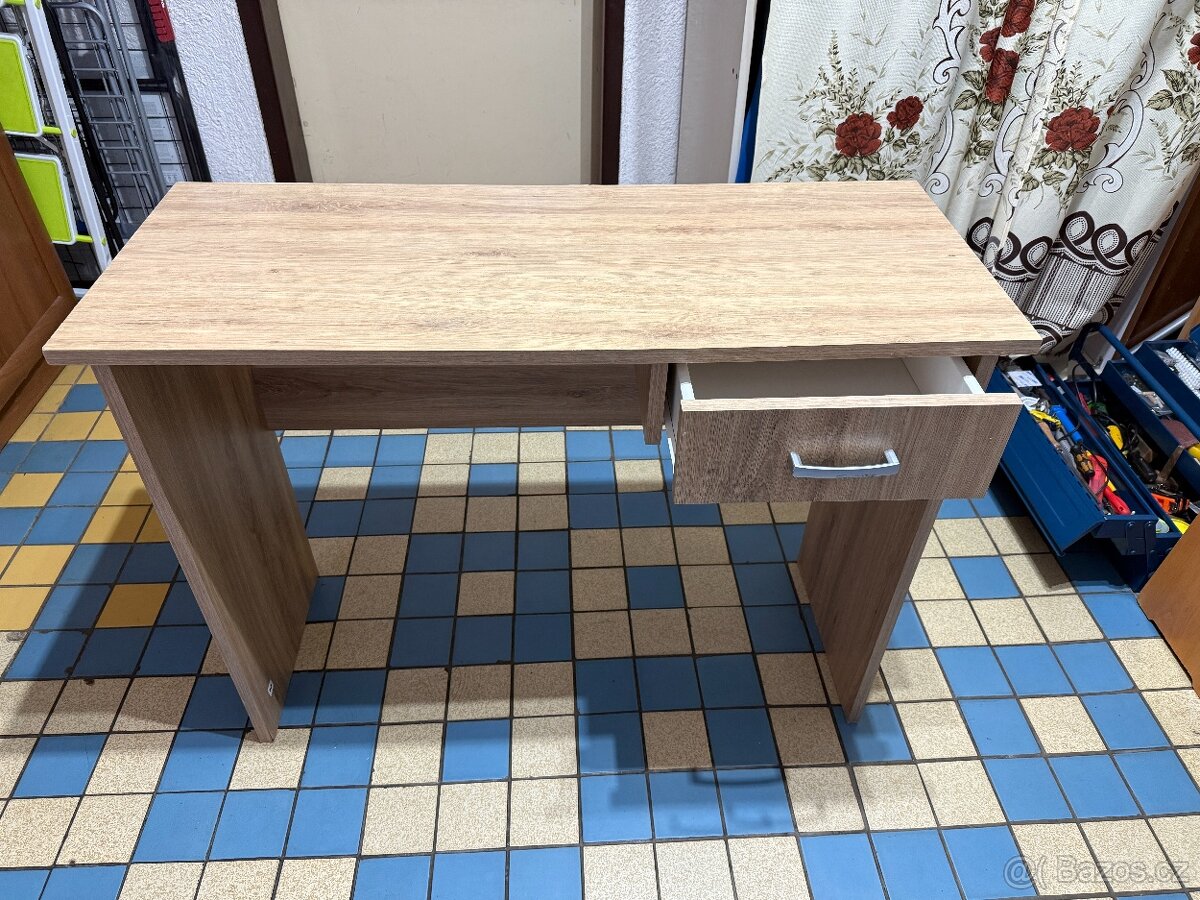 Psací a počítačový stůl