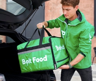 Kurýr BOLT FOOD ve městě PÍSEK
