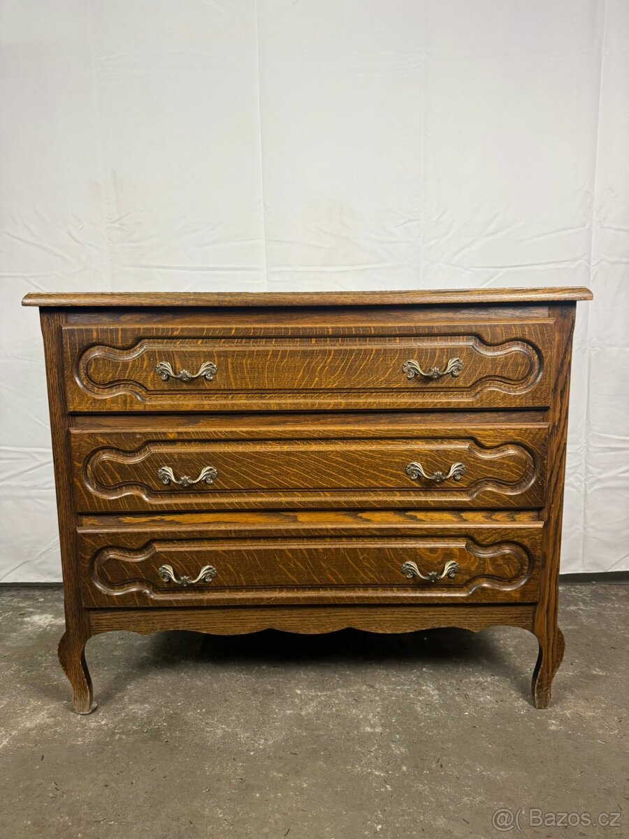 Starožitná komoda (138007)