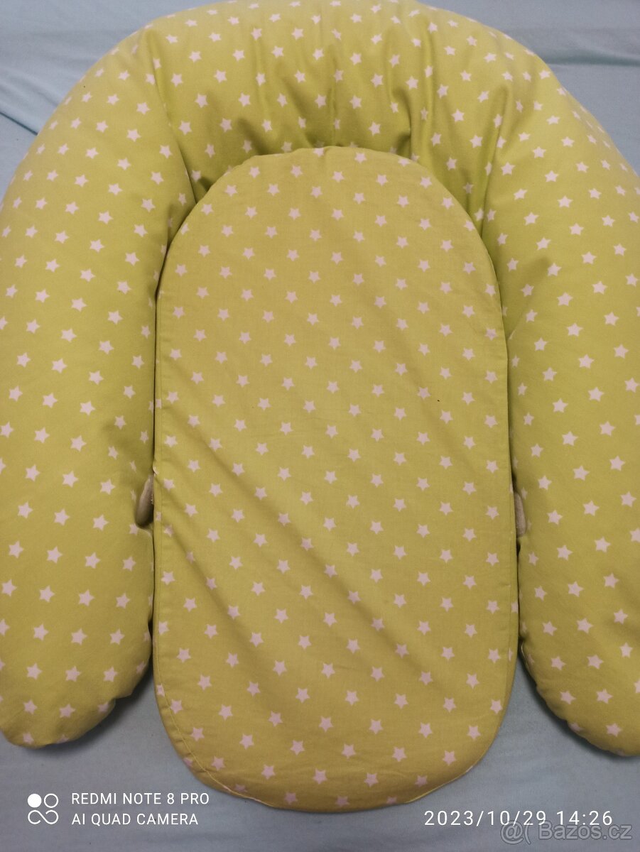 Velký kojenecký polštář s klínem, český výrobek