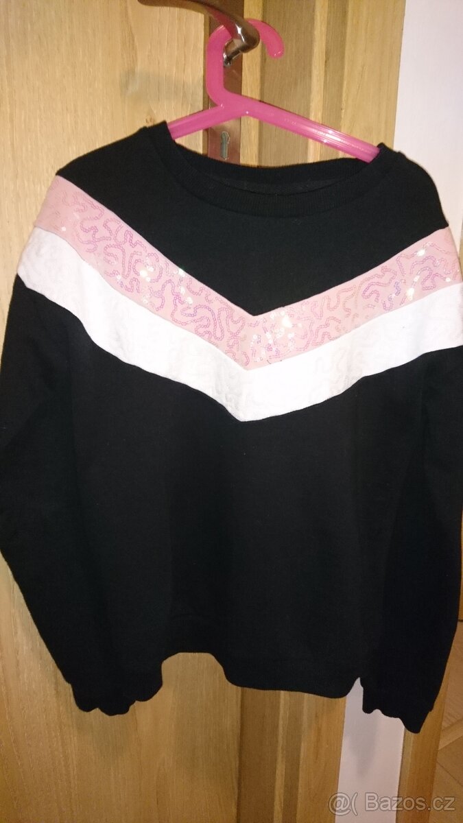 Dívčí černá mikina s aplikací Destination 134/140