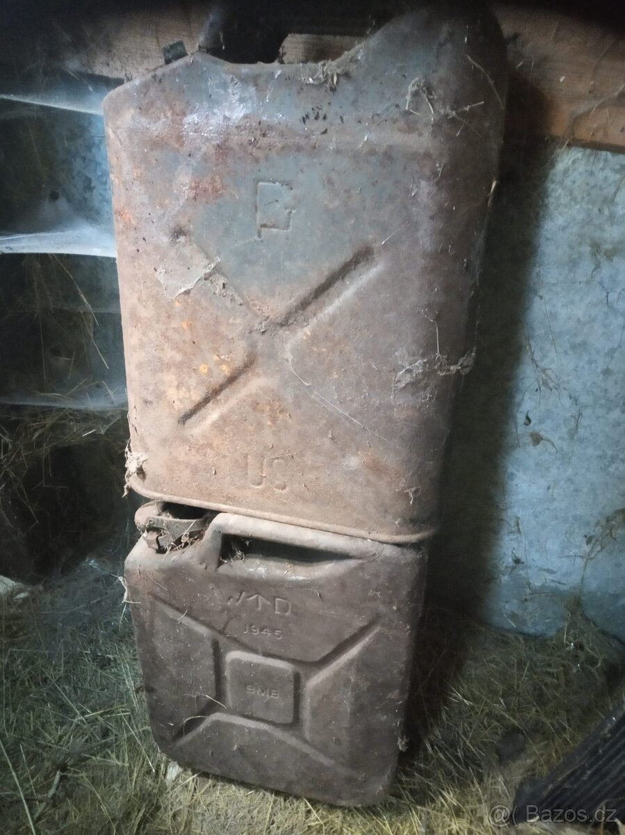 Prodam tyto dva stare plechove 20L.kanystry.