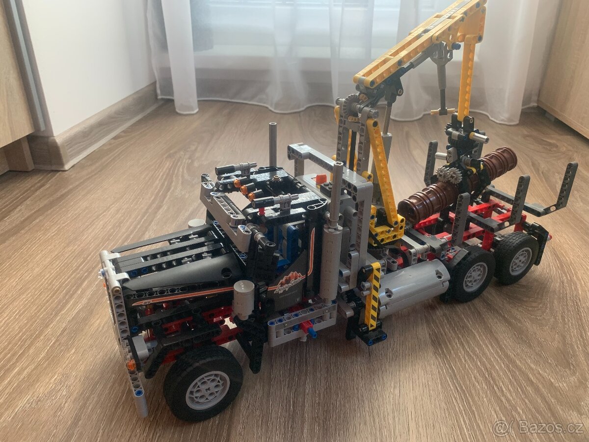 Náklaďák na dřevo