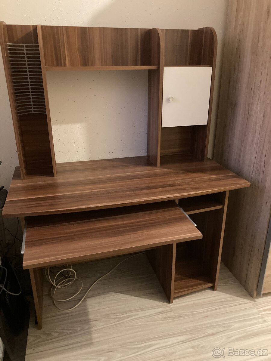 Stůl na počítač