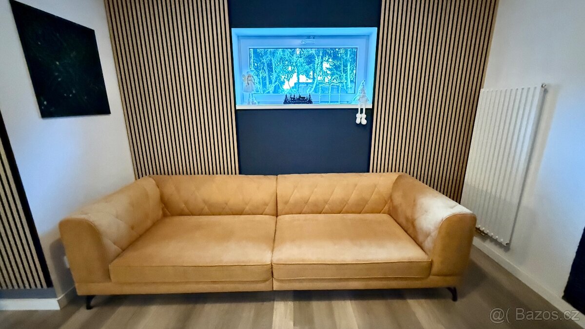 Elegantní hořčicová sedačka